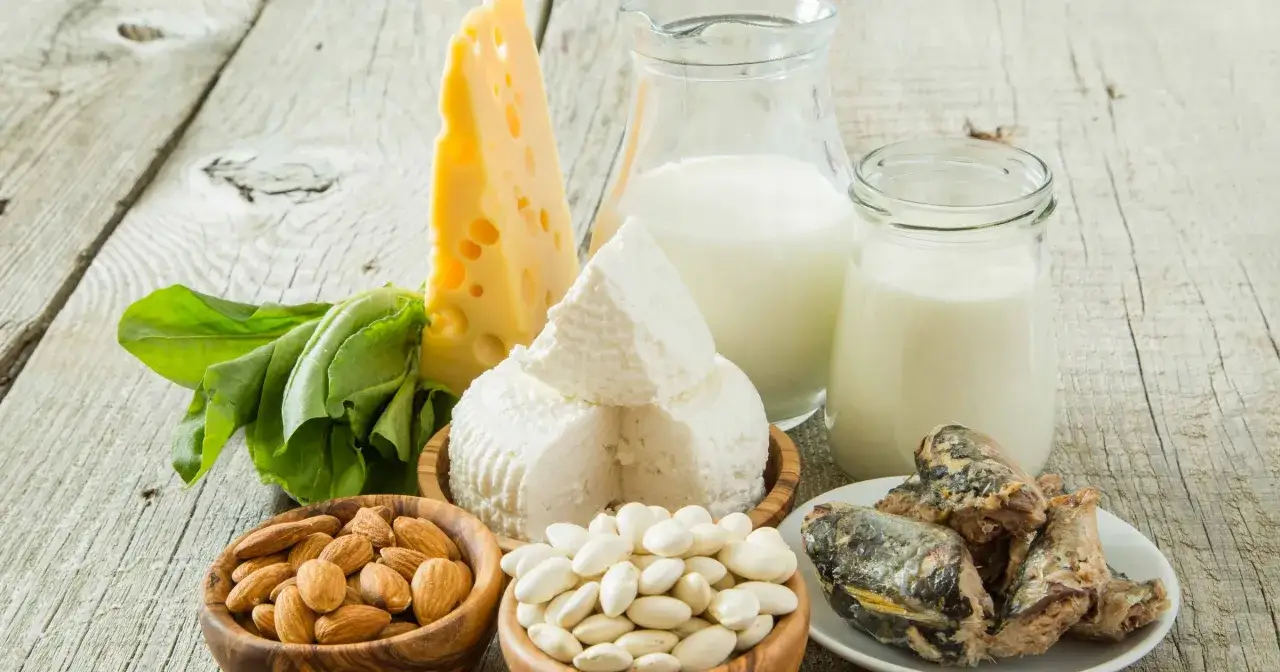 Ser, mleko, fasola, migdały, sardynki i szpinak &ndash; te produkty pomogą Ci uzupełnić niedob&oacute;r wapnia.