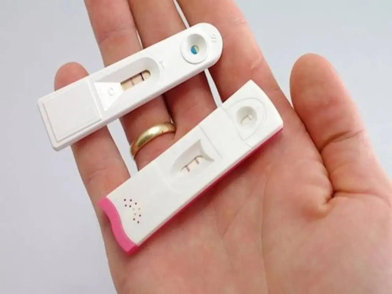 test ciążowy z dwoma kreskami, szczęśliwa kobieta