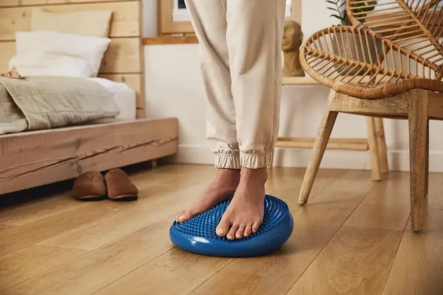 Dziecko siedzące na poduszce sensorycznej 4FIZJO przy biurku