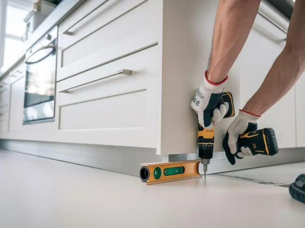 narzędzia do montażu cokołu kuchennego