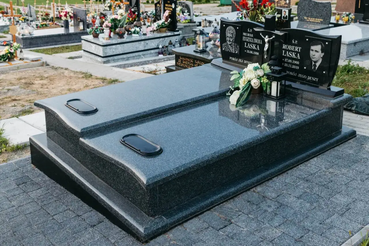 Nagrobki pojedyncze i podwójne porównanie