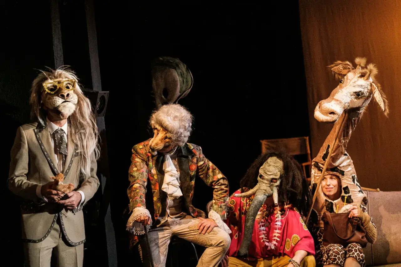 kolaż zdjęć z r&oacute;żnych spektakli teatralnych pantomima musical teatr lalek