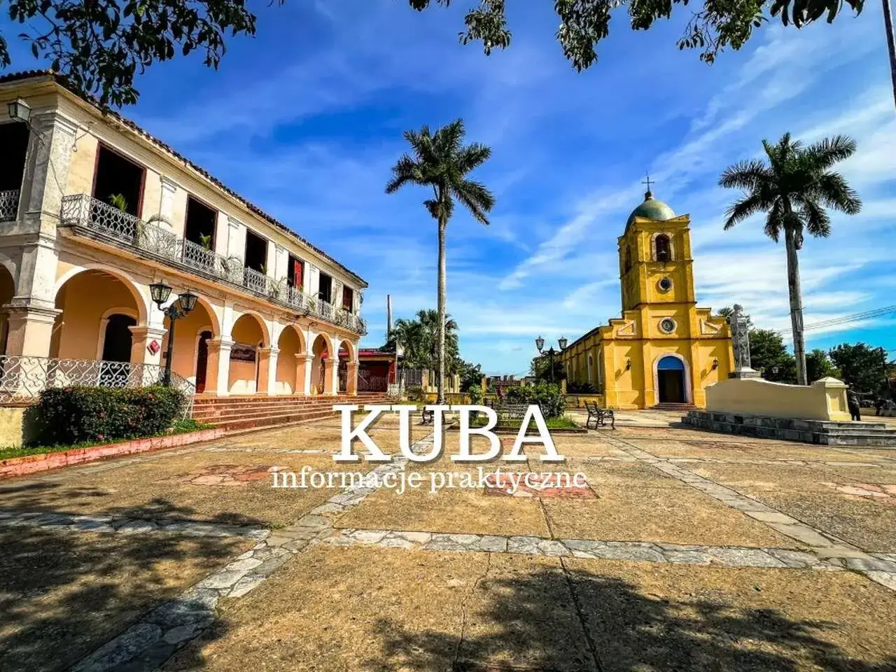 Kuba, kiedy jechać? Słoneczny plac z kolonialną architekturą i ż&oacute;łtym kościołem. Idealne miejsce na wakacje.