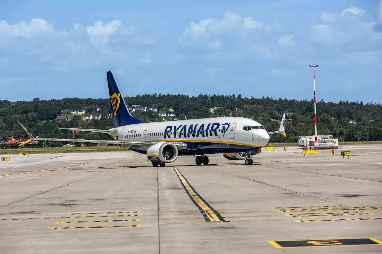 Samolot Ryanair na płycie lotniska, gotowy do lotu. Szukasz tanich lotów Kraków?