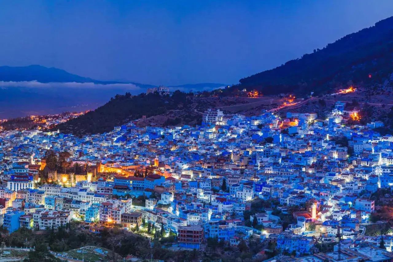 Niebieskie miasto Chefchaouen w Maroku, jedna z najpiękniejszych atrakcji turystycznych w Afryce, rozświetlone nocą.