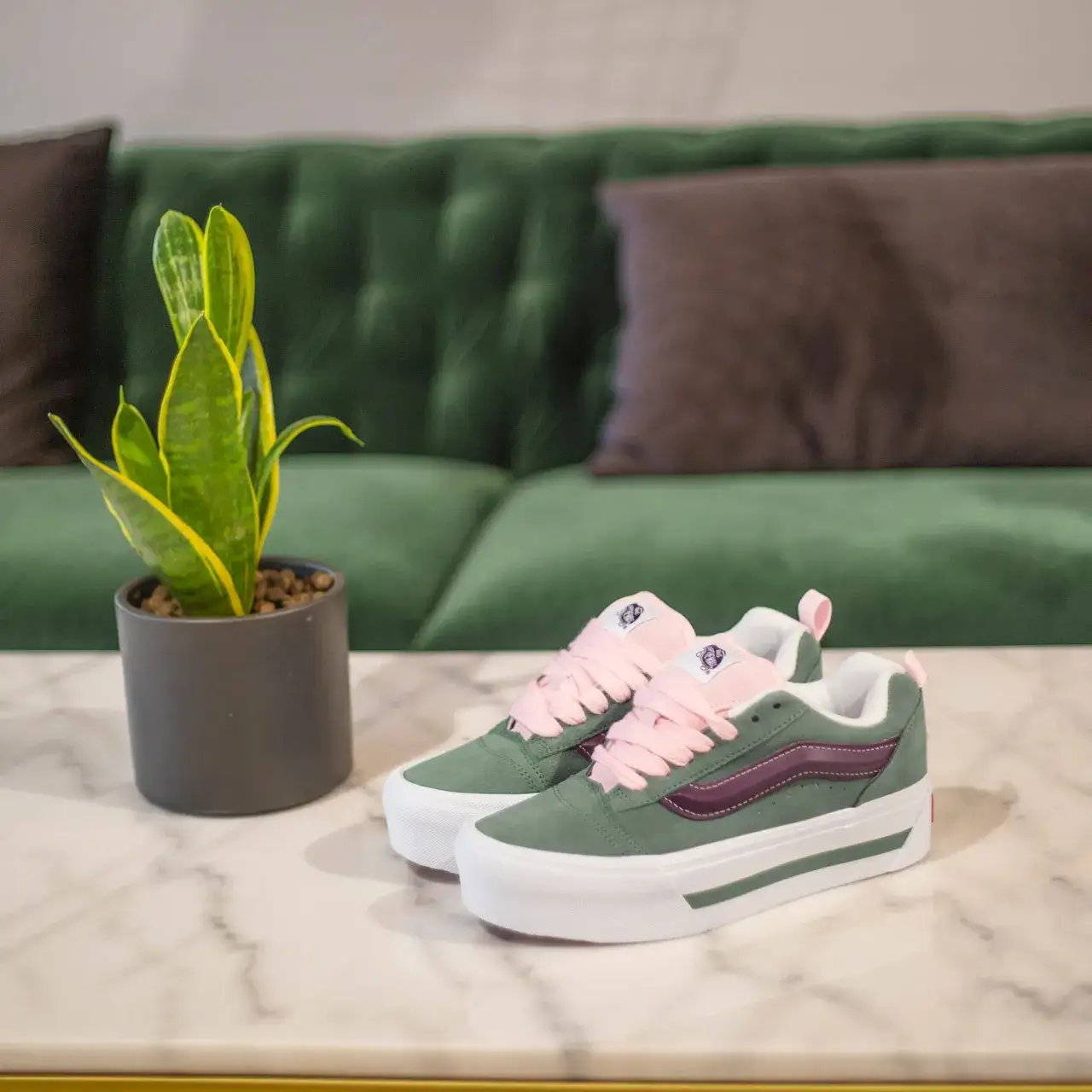 Zdjęcie Czy vansy są modne? Odkryj ich aktualną popularność i styl