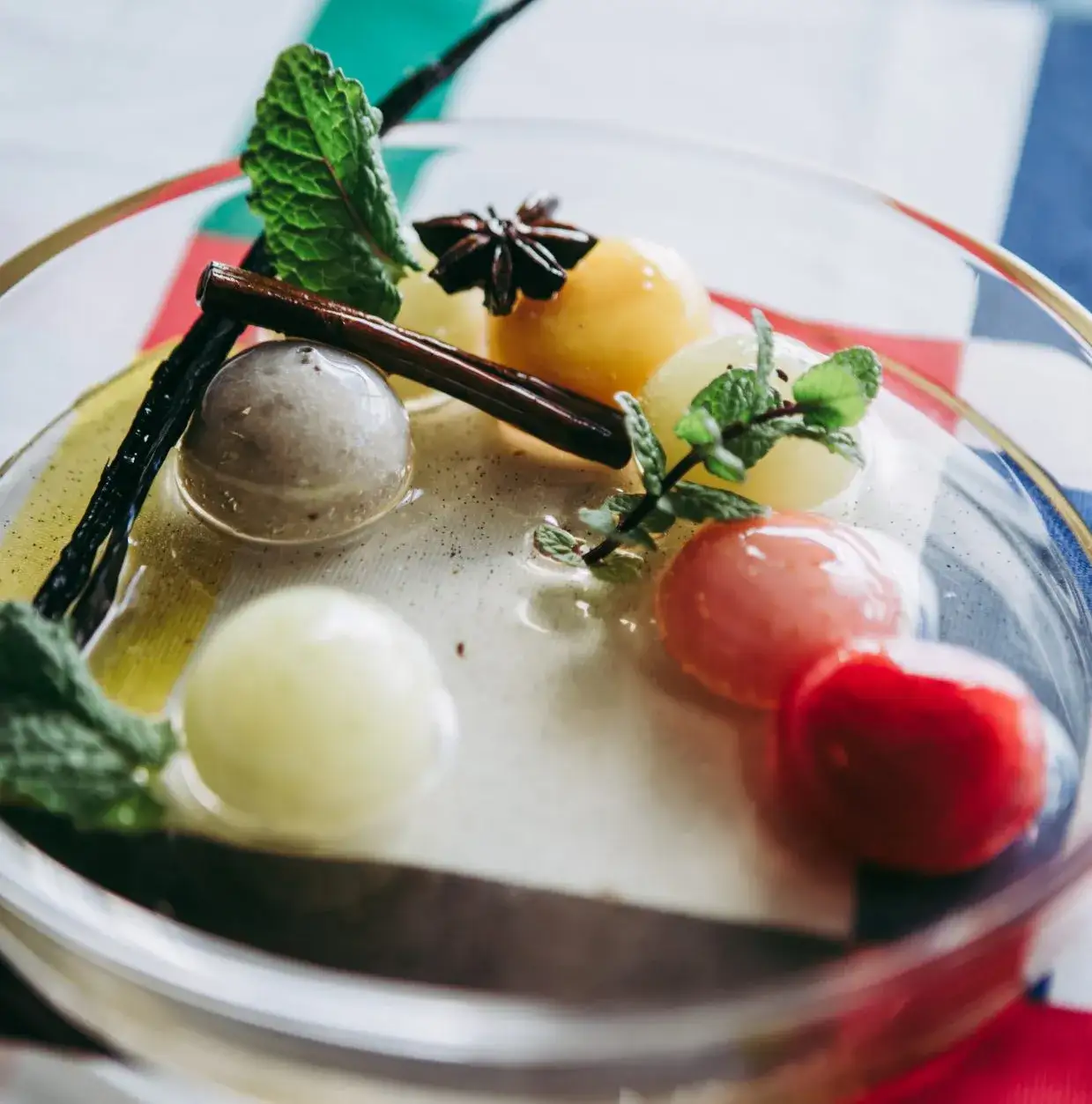 Zdjęcie Salade de fruits gastronomique : élévation du goût et de la présentation