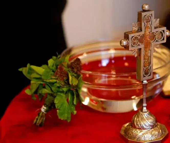 Zdjęcie Co zrobić ze starą wodą święconą, aby nie okazać braku szacunku?