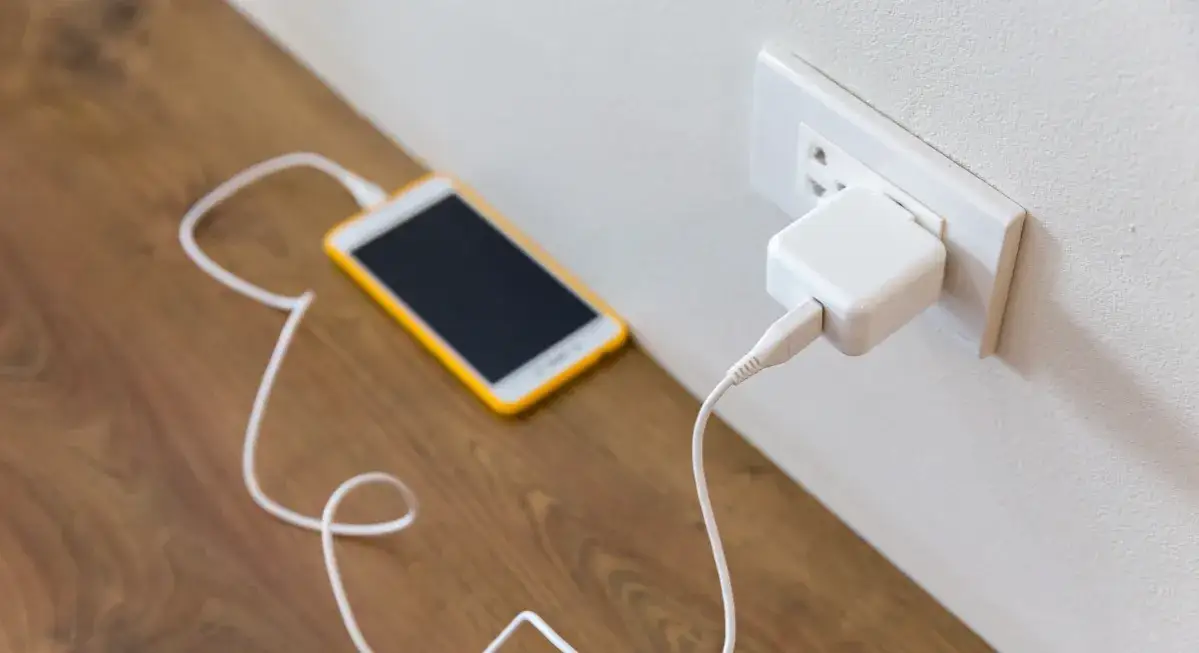 Zdjęcie Czy ładowarka pobiera prąd? Sprawdź, ile naprawdę zużywa energii