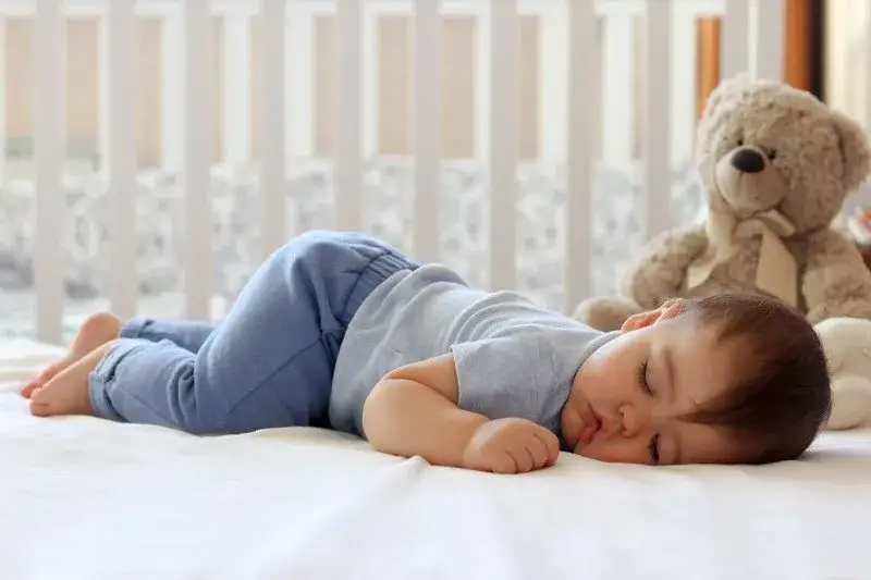 Zdjęcie Dlaczego dziecko śpi z pupą do góry? Odkryj naturalne powody