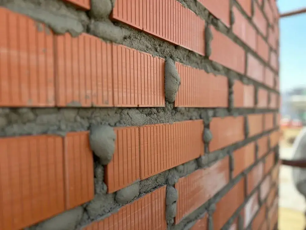 Zdjęcie Ile wiąże zaprawa cementowa? Poznaj kluczowe czynniki wpływające na czas twardnienia