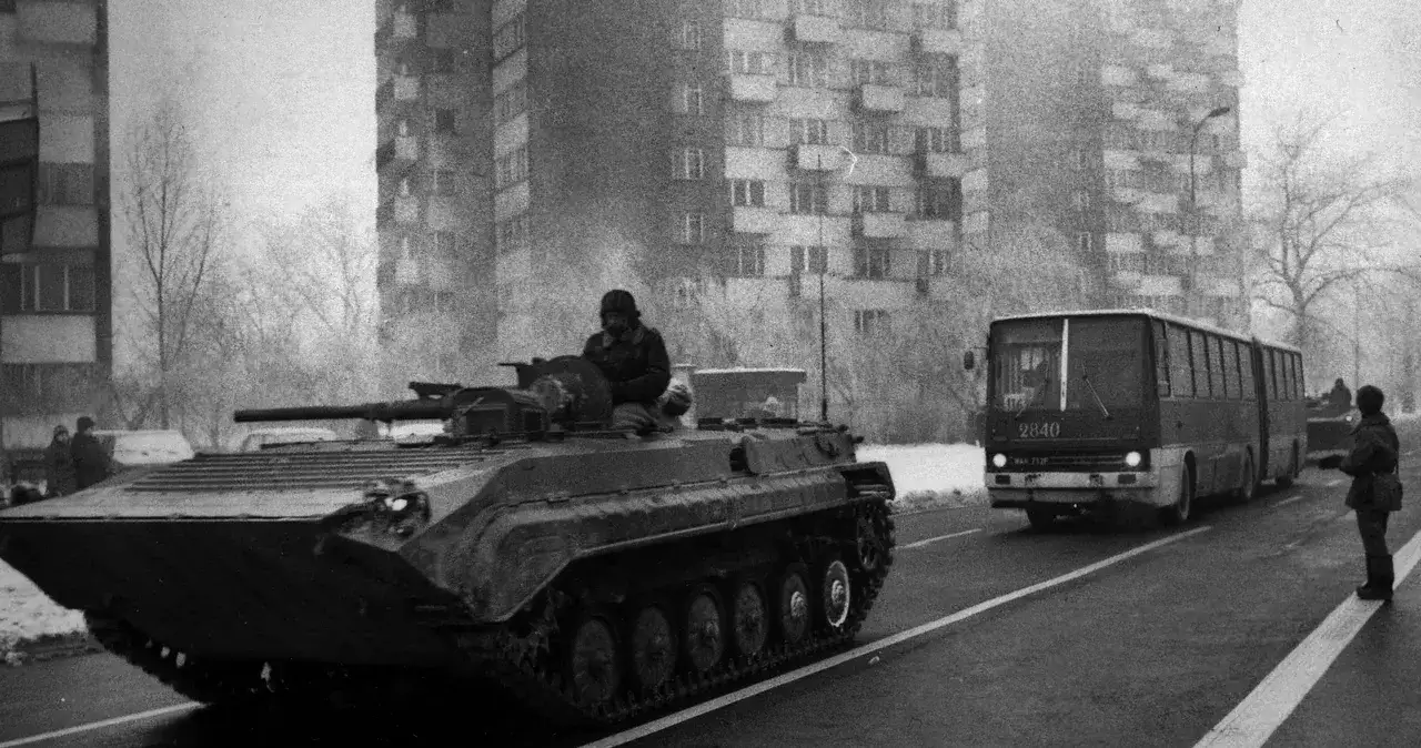 Zdjęcie W którym roku wprowadzono stan wojenny? Poznaj tragiczne skutki i historię
