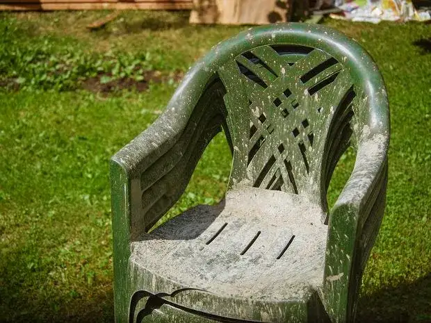 Zdjęcie Skuteczne sposoby na mycie mebli ogrodowych plastikowych, które zaskakują