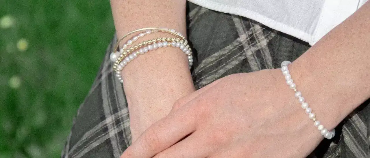 Zdjęcie Na której ręce nosi się różaniec bransoletka? Poznaj znaczenie wyboru