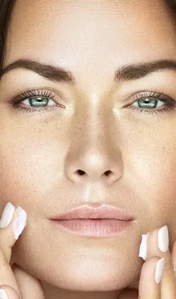 Zdjęcie Jak prawidłowo używać serum do twarzy i uniknąć błędów w pielęgnacji skóry