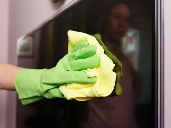 Zdjęcie Jak wyczyścić telewizor domowym sposobem, by nie uszkodzić ekranu