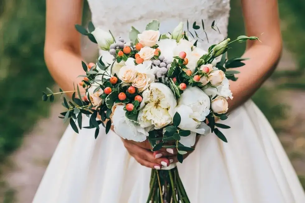 Zdjęcie Jak dobrać idealny bukiet ślubny do koronkowej sukni – porady i inspiracje