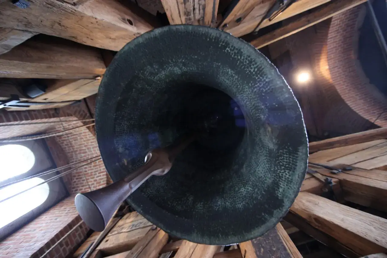 Zdjęcie Kiedy biją dzwony w kościele? Odkryj ich znaczenie i tradycje