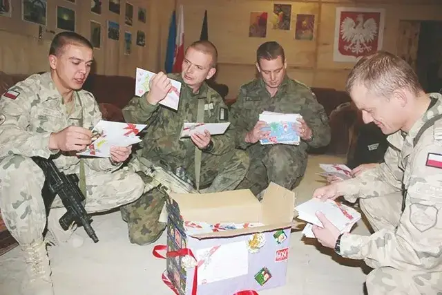 Zdjęcie Czego życzyć żołnierzowi? Inspiracje na ważne okazje i sytuacje.