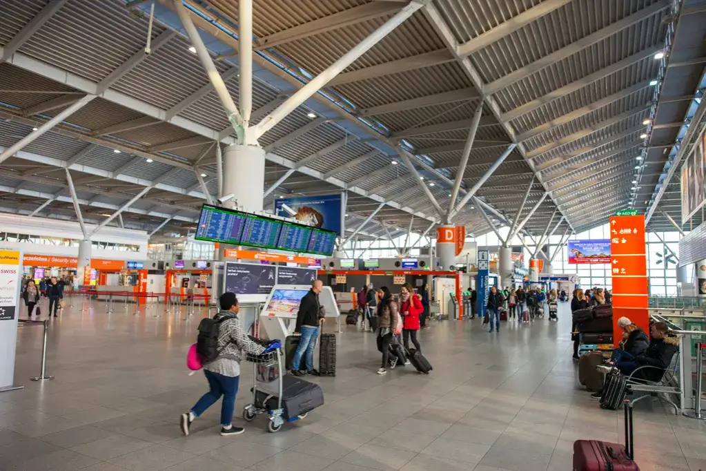 Zdjęcie Jak dojechać z dworca Warszawa Centralna na lotnisko Chopina bez stresu