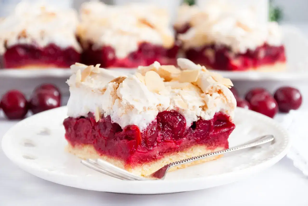 Zdjęcie Pyszne ciasto z wiśniami i bezą – przepis, który zachwyca smakiem