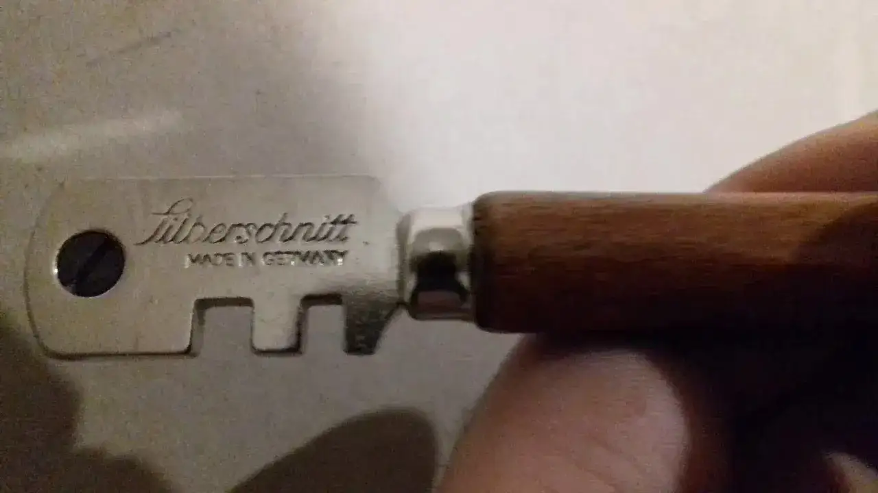 Zdjęcie Jak wybić szybę w oknie bez hałasu - skuteczne i ciche metody