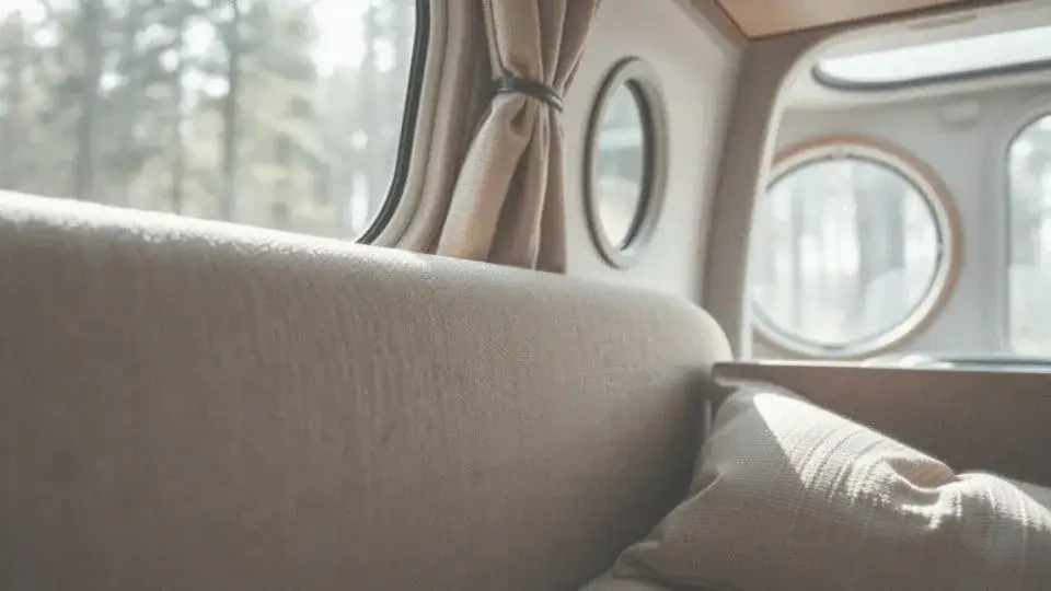 Zdjęcie Najlepsze sposoby na to, czym przykleić tapicerkę w przyczepie kempingowej