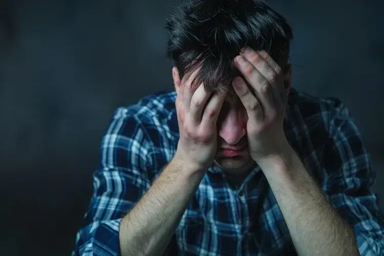 osoba zamyślona, problem z hazardem, smutek