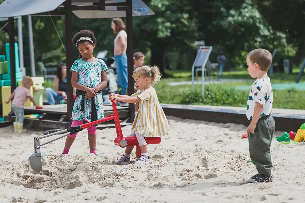 dzieci bawiące się w Ogrodzie Doświadczeń im. Lema w Krakowie