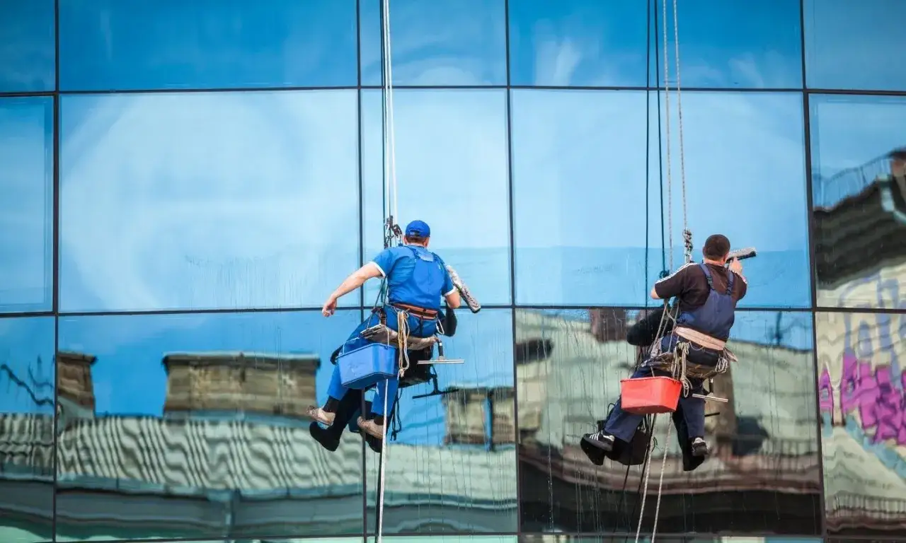 Bezpieczeństwo mycia okien na wysokości