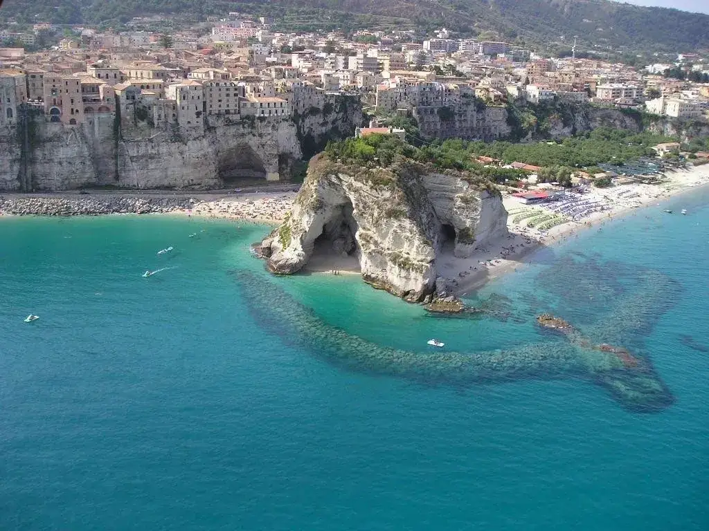 Spiagge Tropea vista aerea Santuario Isola