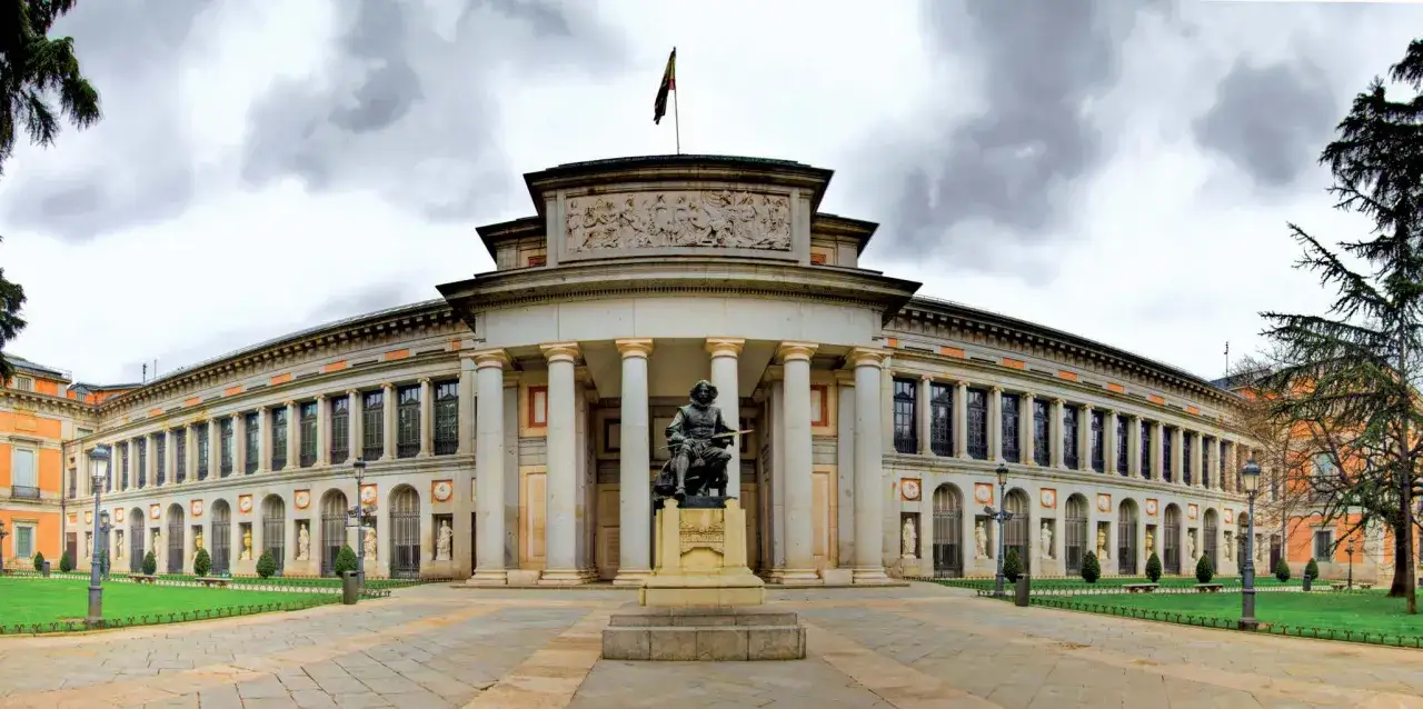 Przed muzeum sztuki w Madrycie, przed majestatycznym budynkiem z kolumnami, stoi pomnik artysty.