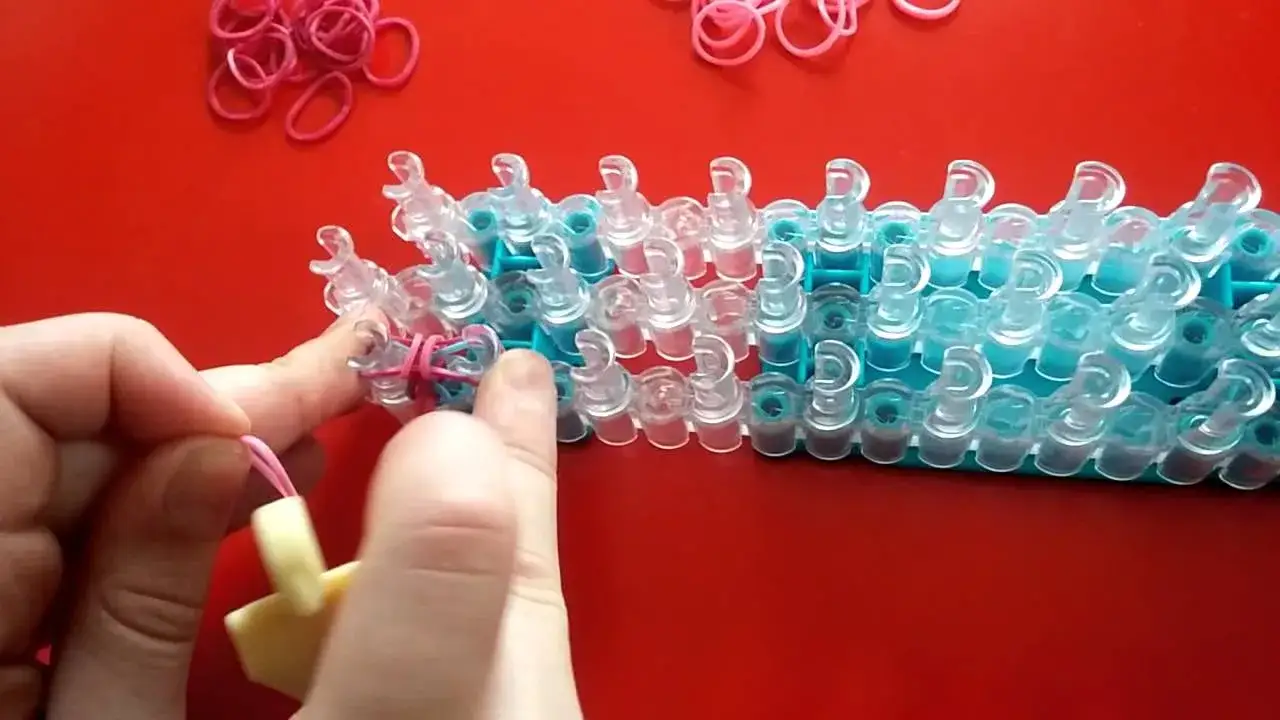 Jak zrobić bransoletkę z gumek na krośnie, wzór rybi ogon, krok po kroku