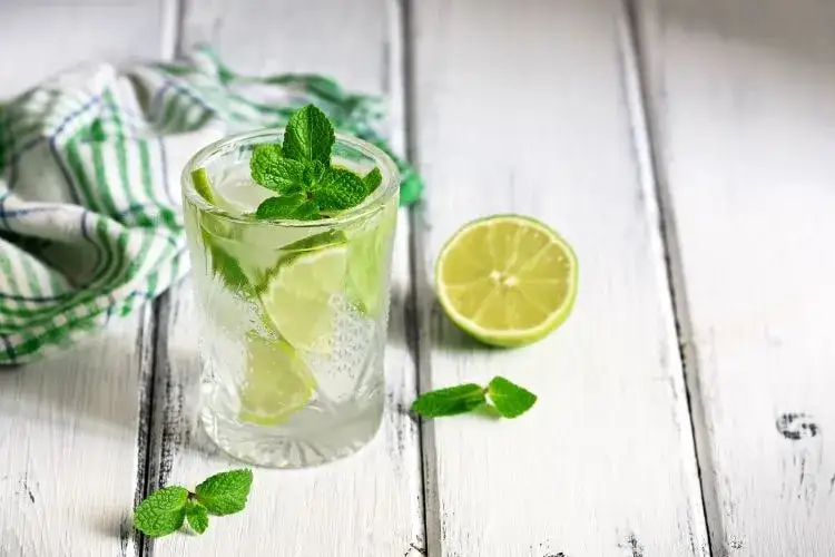 r&oacute;żne drinki ze Spritem i limonką