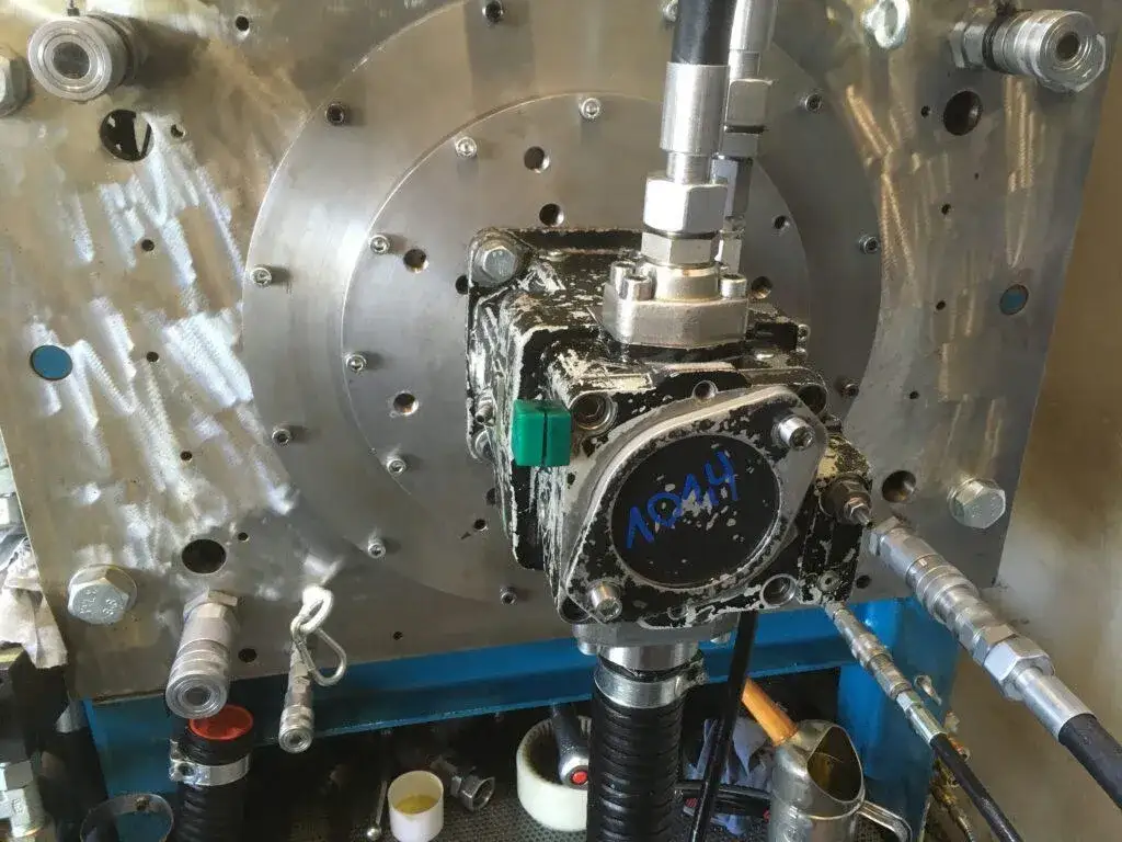 awaria pompy hydraulicznej, uszkodzona pompa hydrauliczna, zużyte elementy układu hydraulicznego