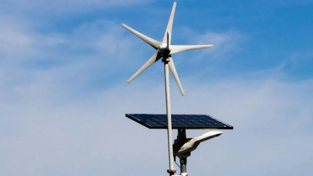 Mała turbina wiatrowa z panelem słonecznym, idealna jako rozwiązanie jaka turbina wiatrowa do domu.