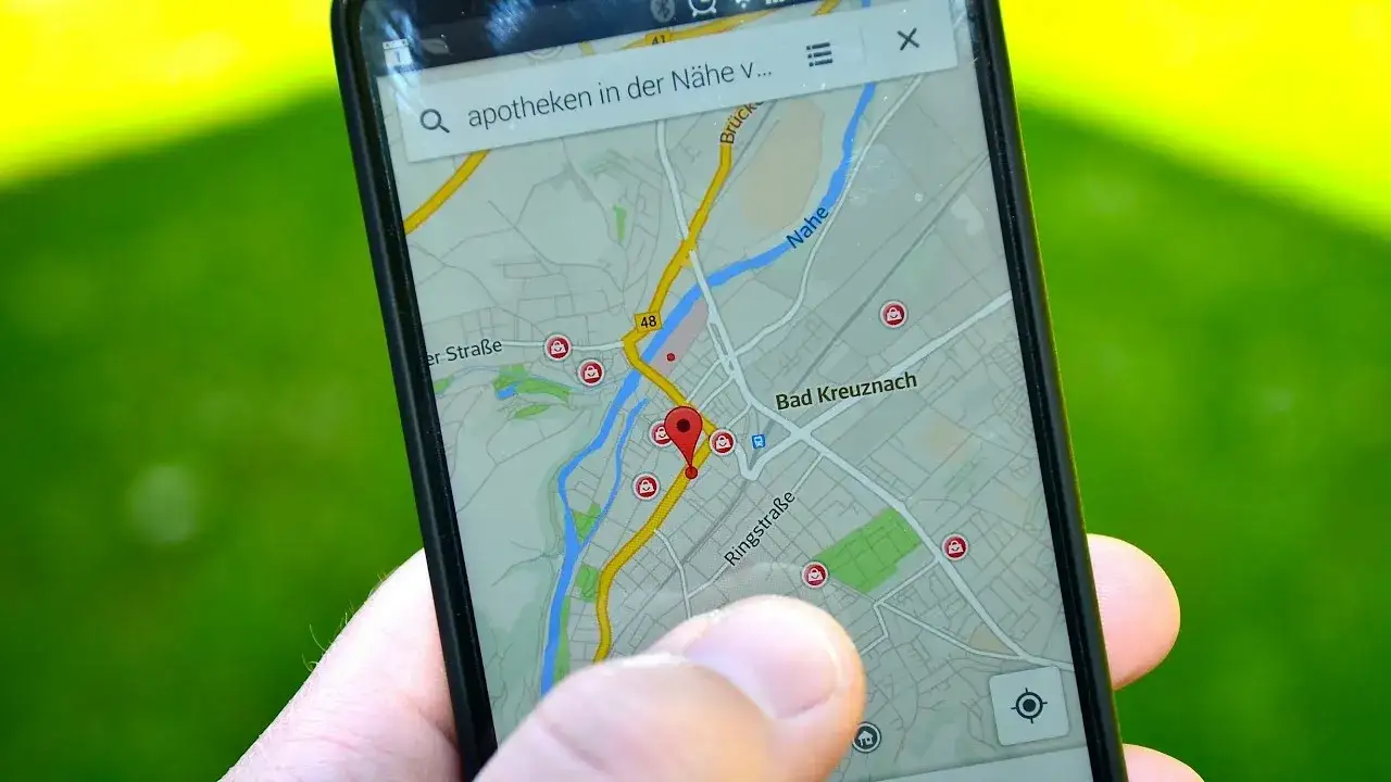 Ekran smartfona z mapą śledzenia busa krok po kroku
