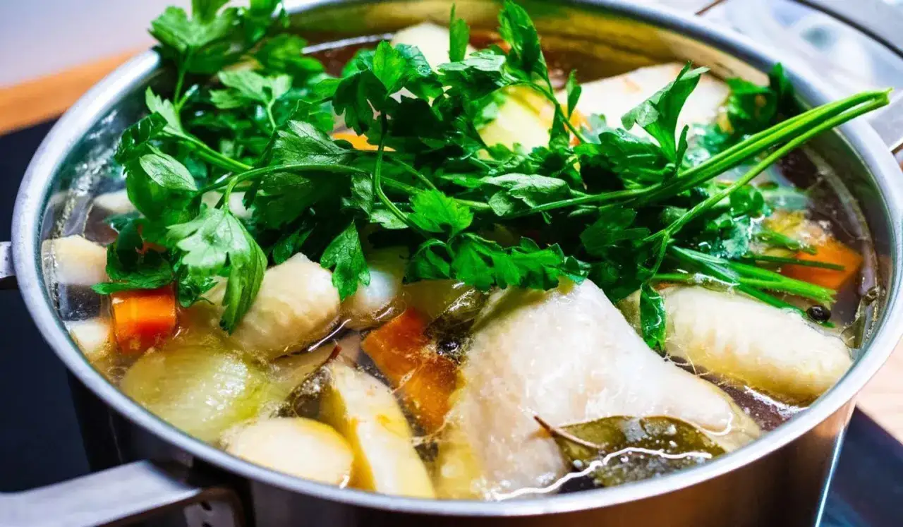 Gotowanie rosołu z lubczykiem