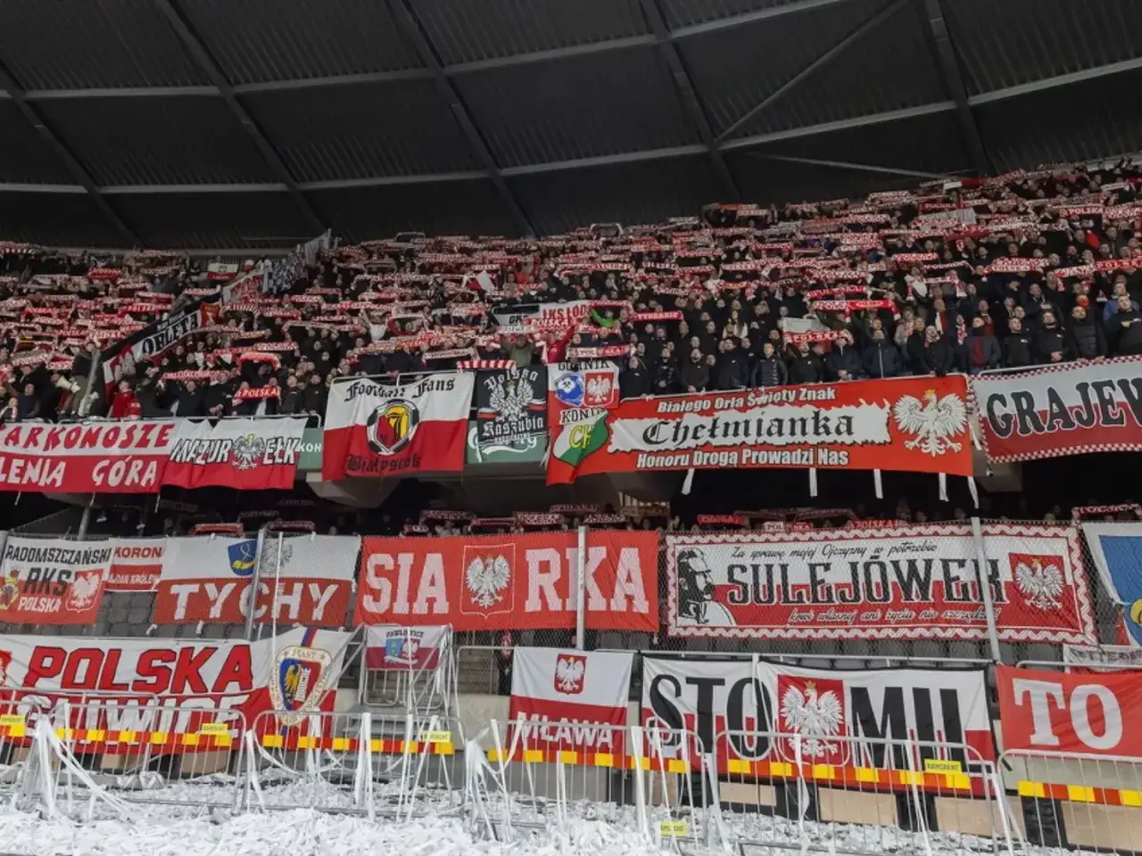 Tłumy kibiców na trybunach, transparenty z nazwami miast i hasłami. Zastanawiasz się, ile kosztuje bilet na mecz ekstraklasy?