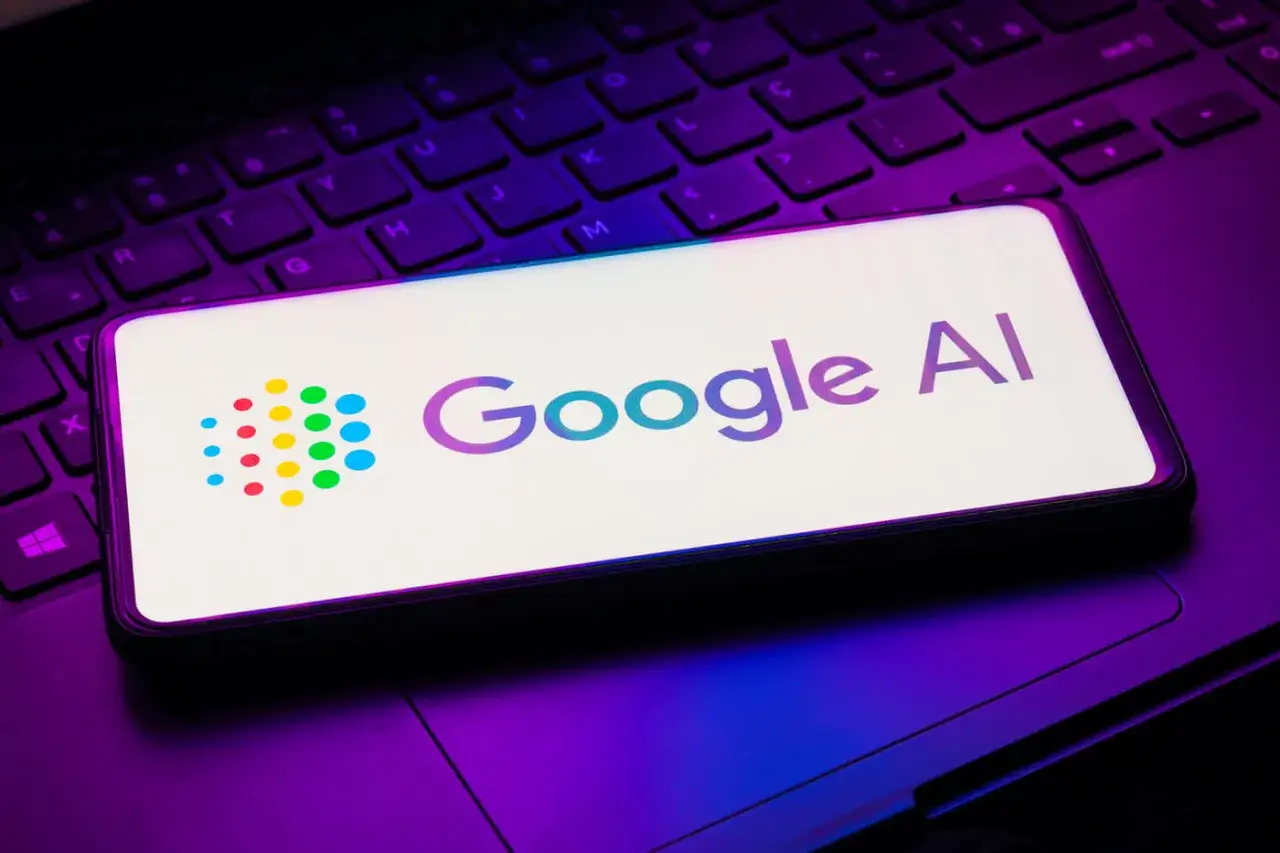 Telefon z logo Google AI na klawiaturze. Szukasz informacji, jak wyłączyć tryb AI w wyszukiwarce Google?