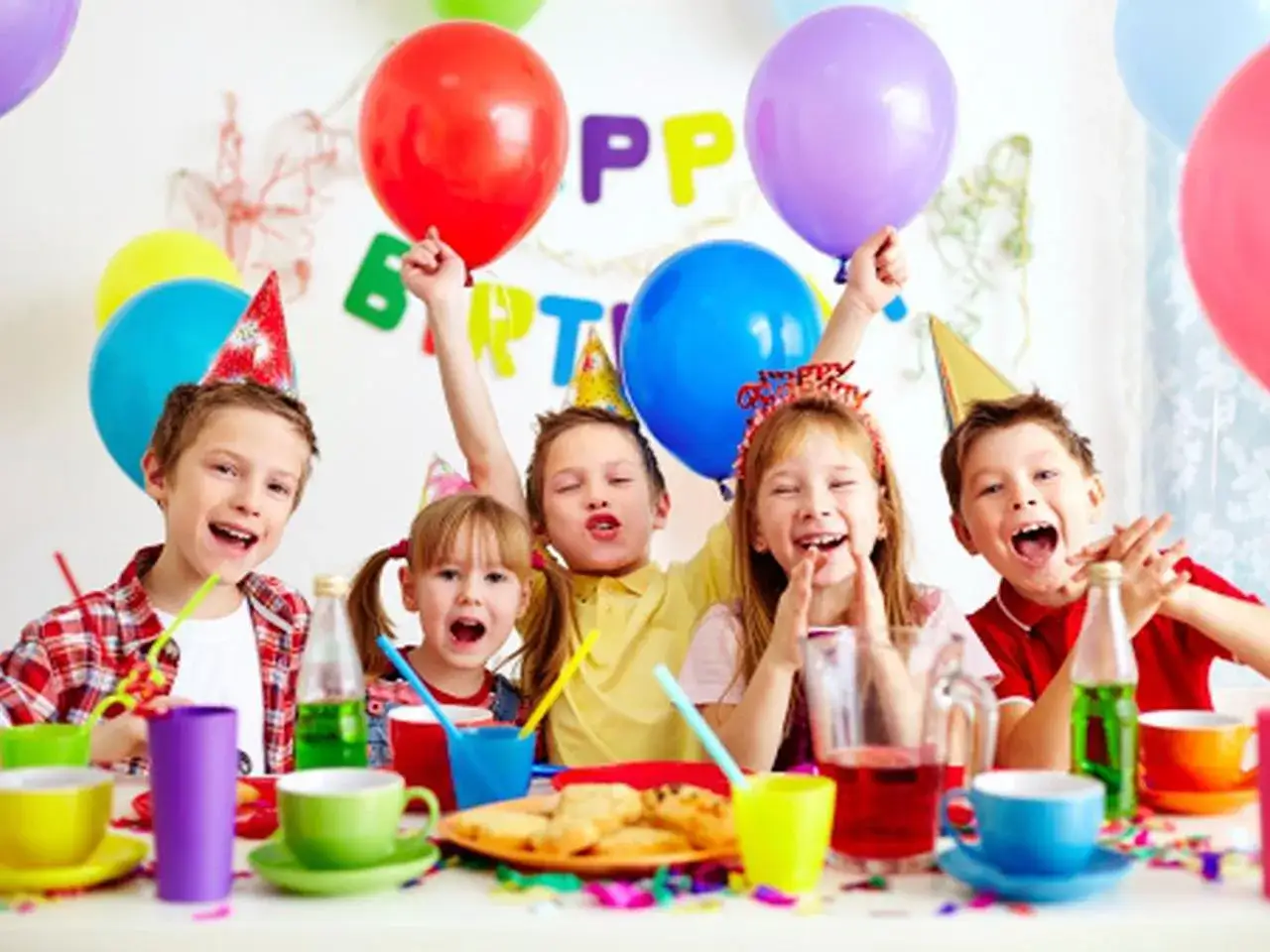 Radosne dzieci w czapkach urodzinowych, balony i napoje. Idealne na konkursy urodzinowe dla dzieci!