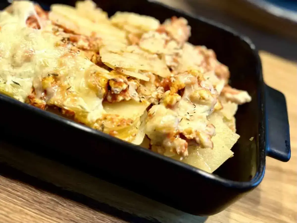 Gotowa zapiekanka ziemniaczana z mięsem mielonym w naczyniu