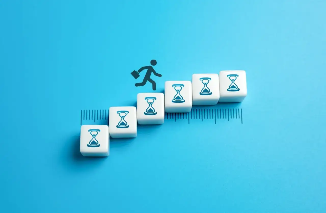 Biegnący człowiek po schodkach z klepsydrami symbolizuje standaryzację pracy i efektywne zarządzanie czasem.