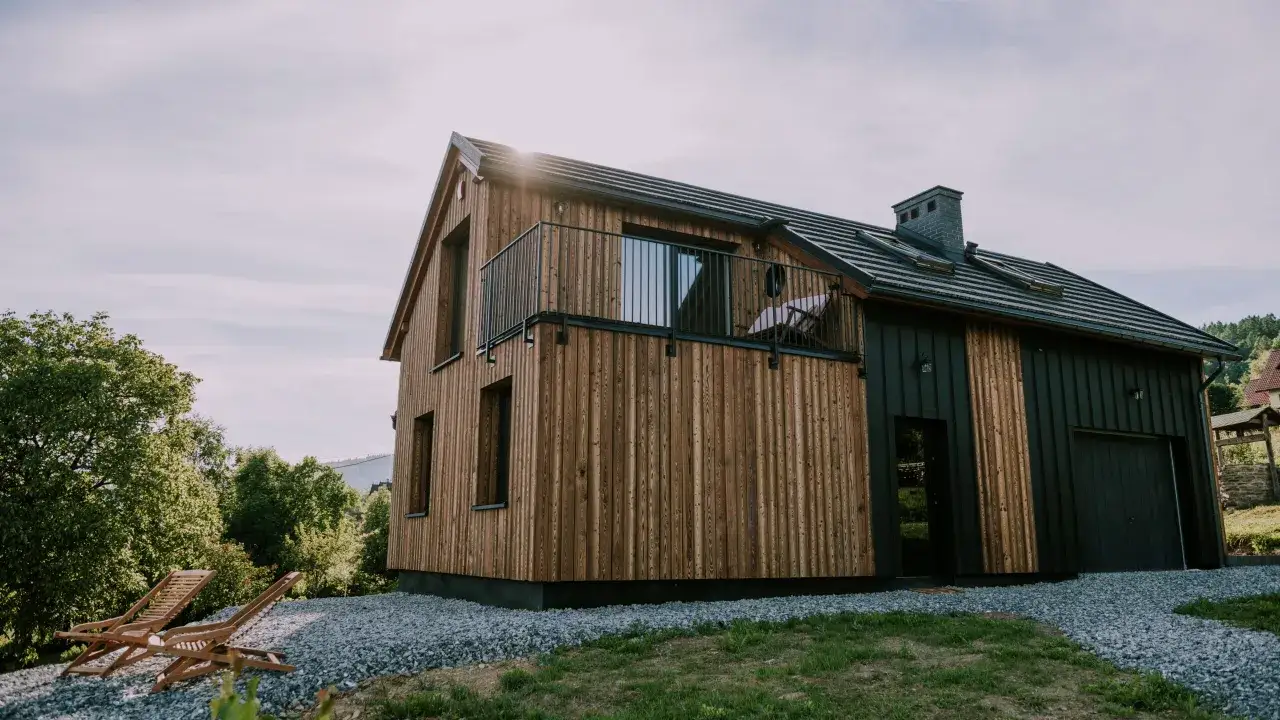 Nowoczesny dom z opalanej deski. Zastanawiasz się, czym pomalować opalane drewno, by zachować jego piękno?