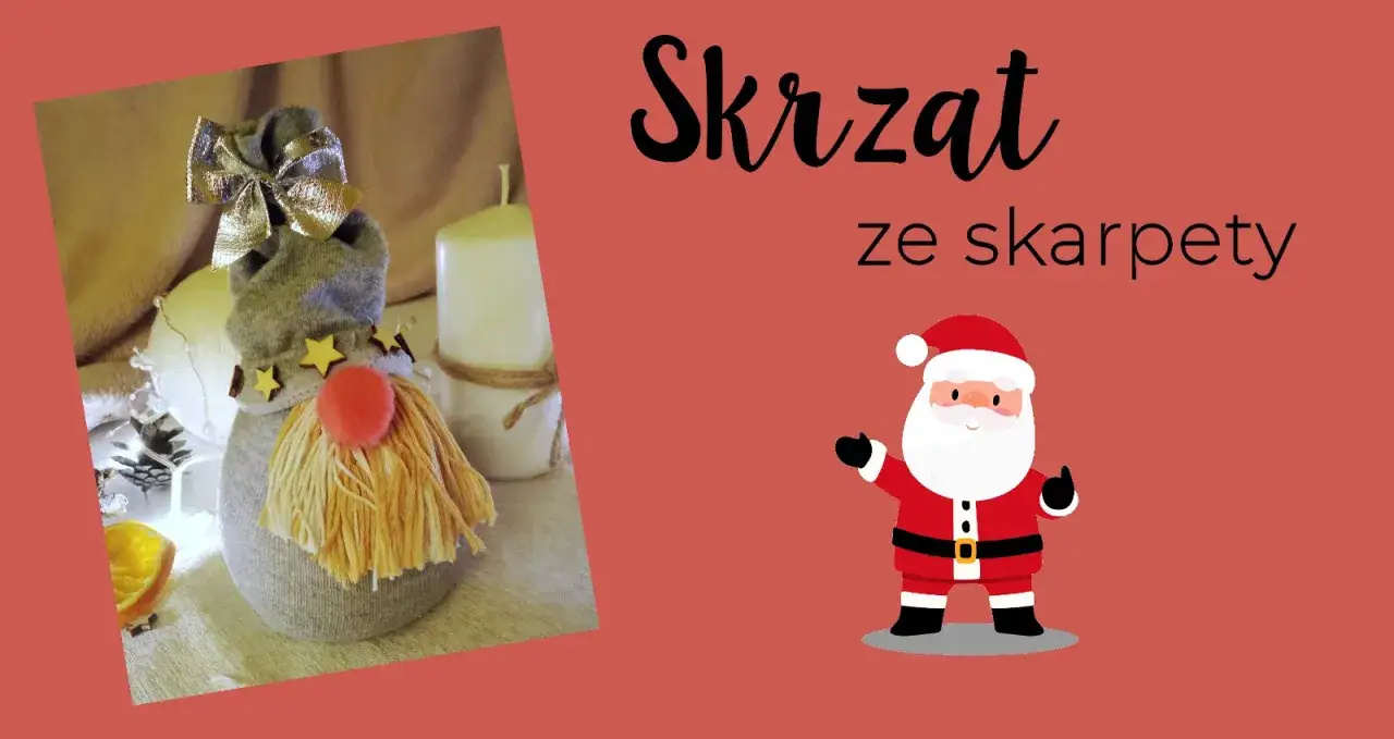 Uroczy skrzat ze skarpety, ozdobiony gwiazdkami i złotą kokardką, wygląda jak świąteczny pomocnik.