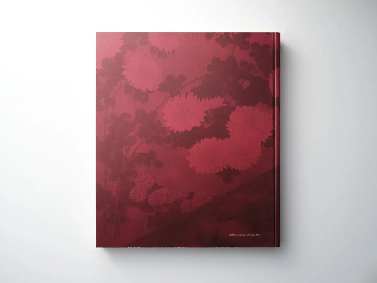 Ciemnoczerwona okładka książki z motywem chryzantem, idealna do muzeum sztuki japońskiej.