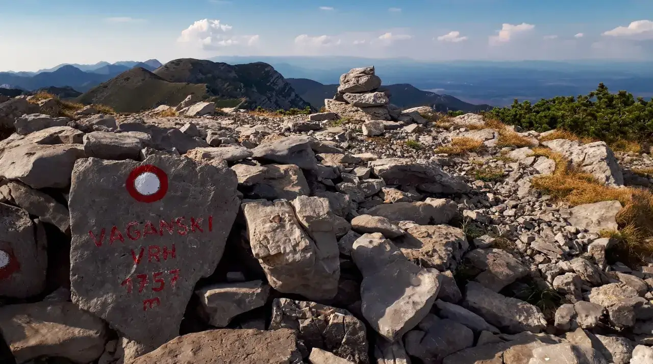 Kamienna ścieżka prowadzi na Vaganski Vrh, najwyższy szczyt w Chorwacji (1757 m). Widok na g&oacute;ry i doliny.