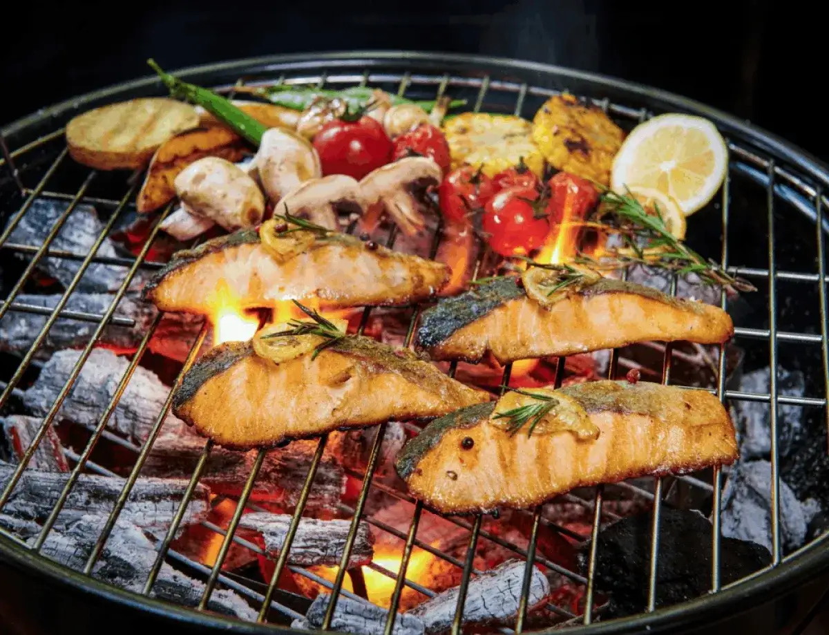 Soczyste kawałki łososia i warzywa na grillu. Idealne co na grilla, gdy słońce świeci!
