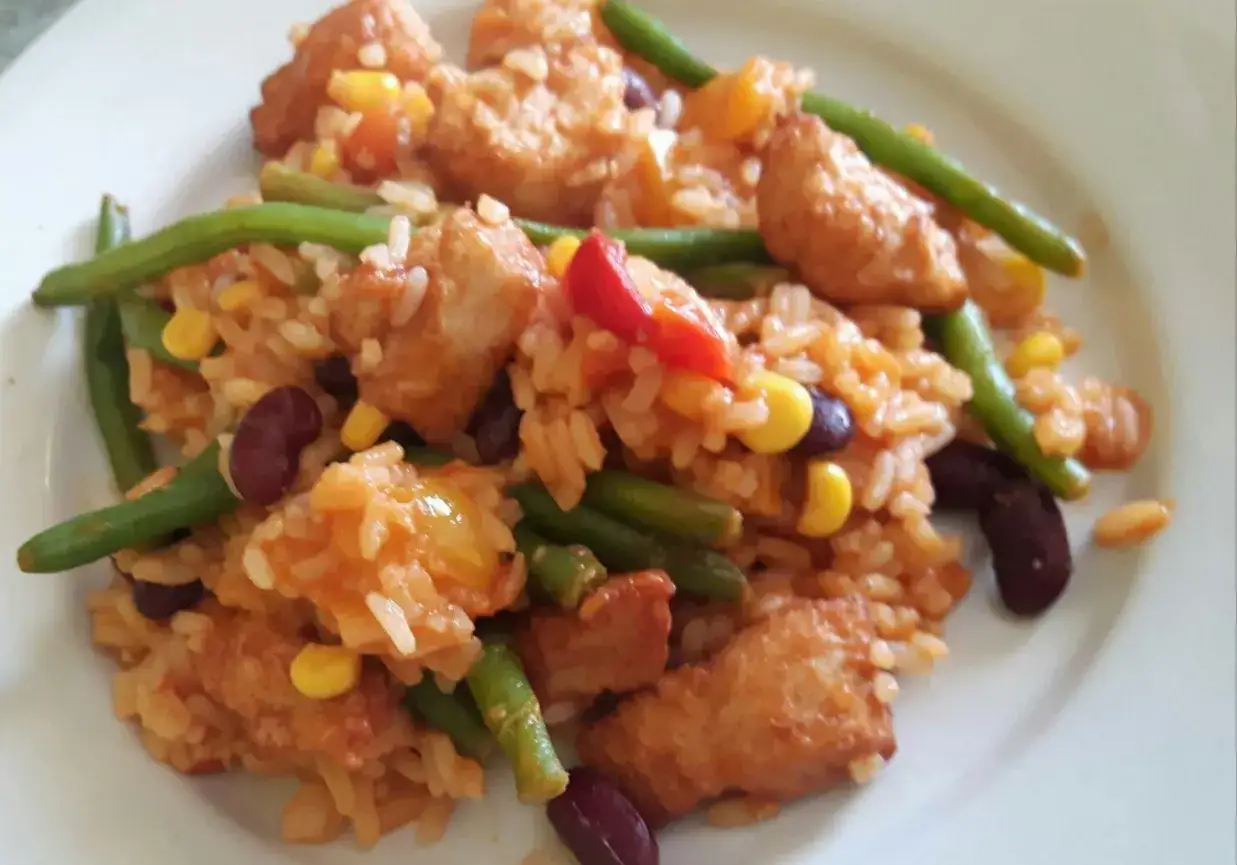 Kolorowy ryż z kurczakiem, fasolką szparagową, kukurydzą i fasolą. Idealny pomysł, co zrobić na obiad z ryżem.