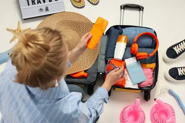 Pakowanie walizki na wakacje z dzieckiem nad morzem